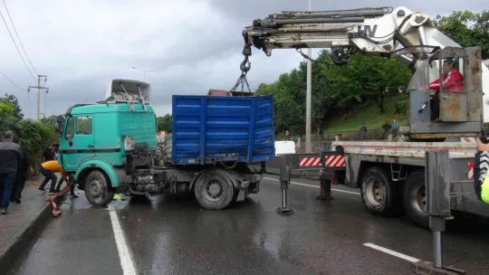 Tır makaslayıp yolu kapatınca trafik felç oldu
