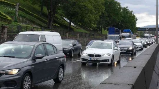 Tır makaslayıp yolu kapatınca trafik felç oldu