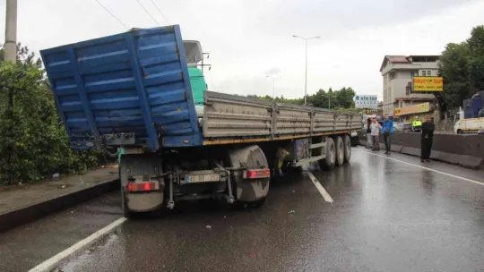 Tır makaslayıp yolu kapatınca trafik felç oldu