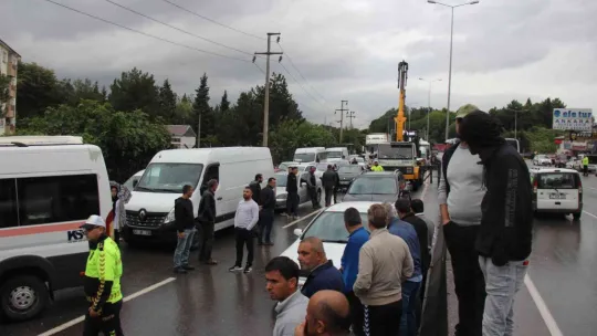 Tır makaslayıp yolu kapatınca trafik felç oldu