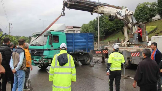 Tır makaslayıp yolu kapatınca trafik felç oldu