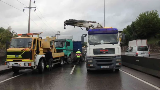 Tır makaslayıp yolu kapatınca trafik felç oldu