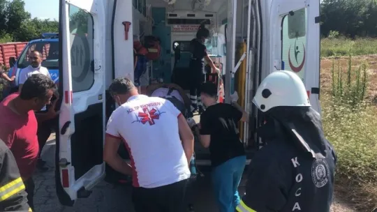 Tır sulama kanalına çarptı, sıkışan sürücüyü itfaiye kurtardı
