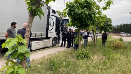 Tır sürücüsü araçta asılı halde ölü bulundu