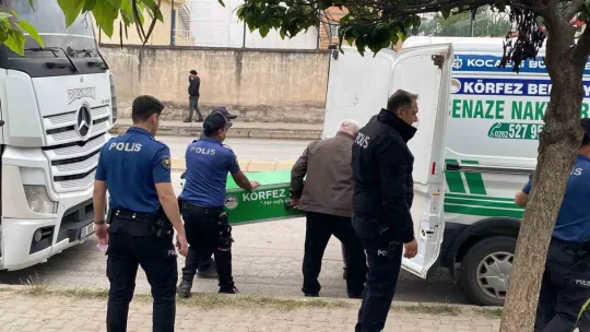 Tır sürücüsü araçta asılı halde ölü bulundu