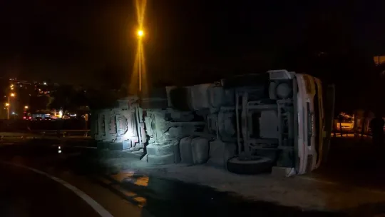 Tır sürücüsü hızını alamayınca araç yan yattı: 1 yaralı
