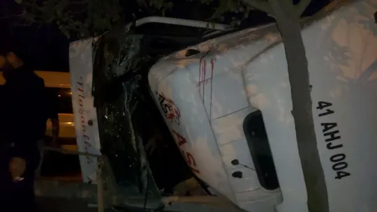 Tır sürücüsü hızını alamayınca araç yan yattı: 1 yaralı