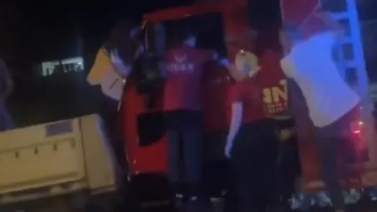 Tır, tıra arkadan çarptı: Sıkışan sürücüyü kurtardılar
