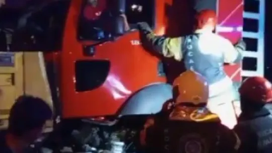 Tır, tıra arkadan çarptı: Sıkışan sürücüyü kurtardılar