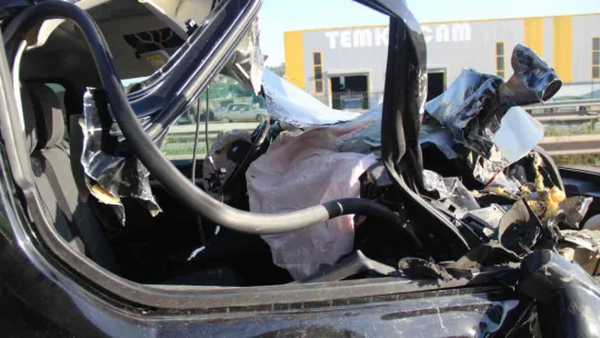 Tıra arkadan çarpan minibüs hurdaya döndü: 6 yaralı