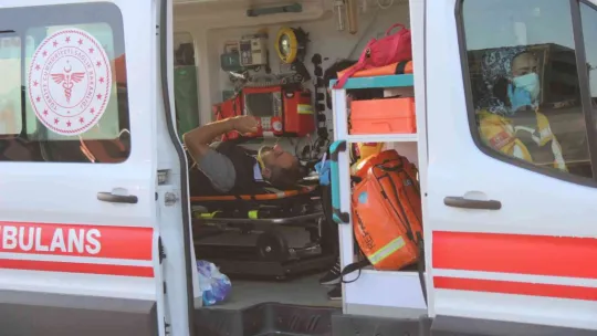 Tıra arkadan çarpan minibüs hurdaya döndü: 6 yaralı
