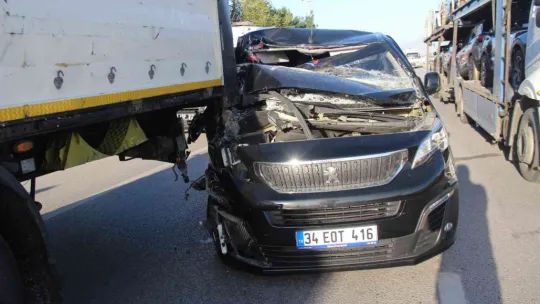 Tıra arkadan çarpan minibüs hurdaya döndü: 6 yaralı