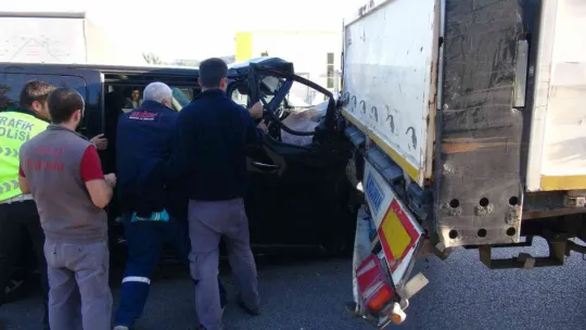 Tıra arkadan çarpan minibüs hurdaya döndü: 6 yaralı