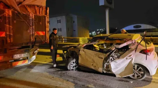 Tıra arkadan çarpan otomobil hurdaya döndü: 2 yaralı