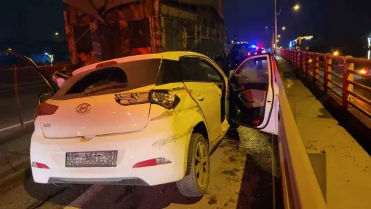 Tıra arkadan çarpan otomobil hurdaya döndü: 2 yaralı