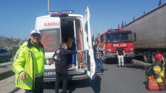 Tıra çarpan kamyonetin sürücüsü araçta sıkıştı, TEM otoyolu kapandı