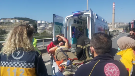 Tıra çarpan kamyonetin sürücüsü araçta sıkıştı, TEM otoyolu kapandı