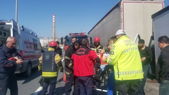 Tıra çarpan kamyonetin sürücüsü araçta sıkıştı, TEM otoyolu kapandı