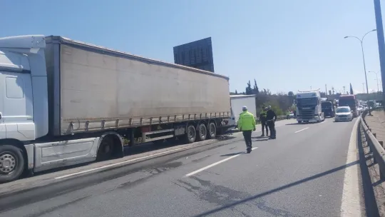 Tıra çarpan kamyonetin sürücüsü araçta sıkıştı, TEM otoyolu kapandı