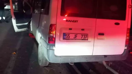 Tıra çarpan minibüs kağıt gibi ezildi: 2 yaralı
