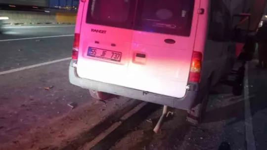 Tıra çarpan minibüs kağıt gibi ezildi: 2 yaralı