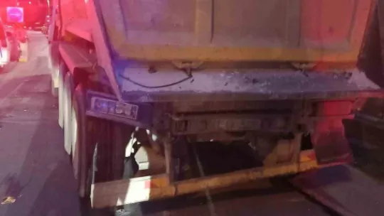 Tıra çarpan minibüs kağıt gibi ezildi: 2 yaralı