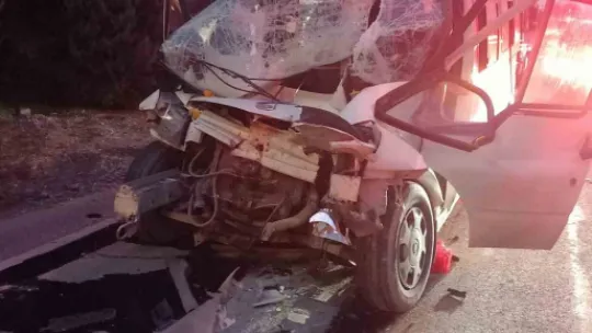 Tıra çarpan minibüs kağıt gibi ezildi: 2 yaralı