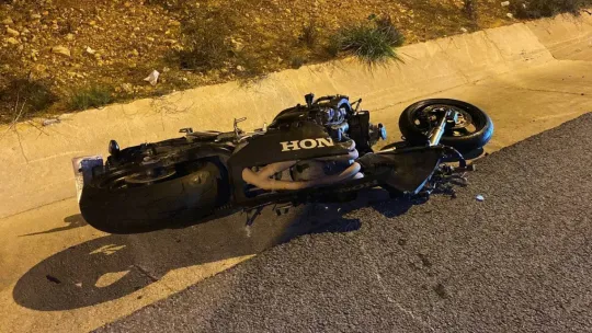 Tıra çarpan motosikletin sürücüsü hastanede hayatını kaybetti