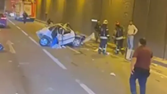 Tıra çarpan otomobil kağıt gibi ezildi, sürücü ağır yaralandı