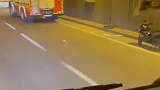 Tıra çarpan otomobil kağıt gibi ezildi, sürücü ağır yaralandı