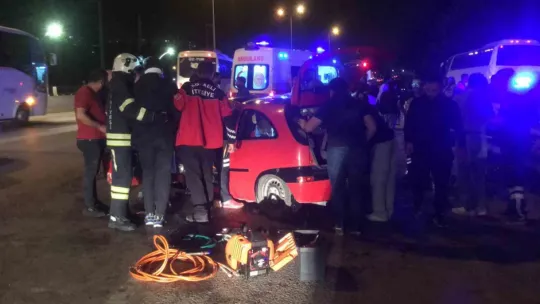 Tıra çarpan otomobilde sıkışan 4 yaralıyı itfaiye kurtardı