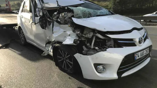 Tıra çarpan otomobildeki 6 kişi yaralandı
