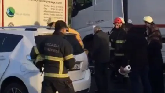 Tıra çarpan otomobildeki 6 kişi yaralandı