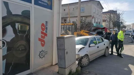 Tıra çarpmamak için iş yerinin duvarına girdi