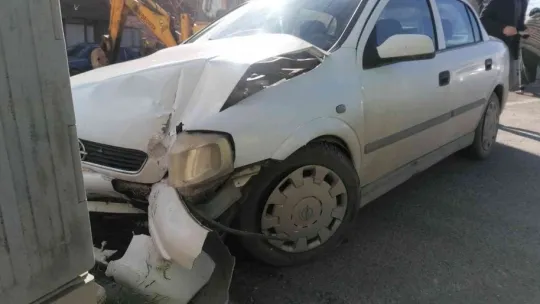 Tıra çarpmamak için iş yerinin duvarına girdi