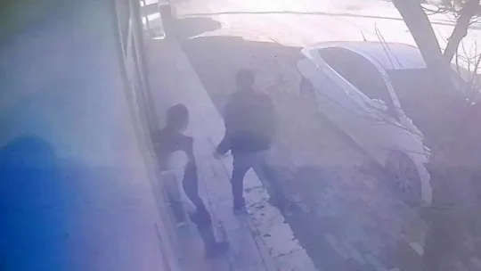 Tıra çarpmamak için iş yerinin duvarına girdi