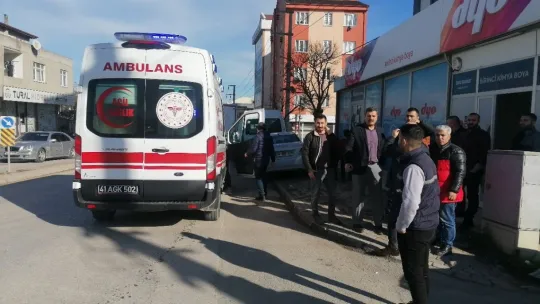 Tıra çarpmamak için iş yerinin duvarına girdi