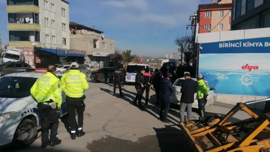 Tıra çarpmamak için iş yerinin duvarına girdi