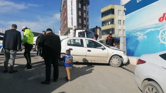 Tıra çarpmamak için iş yerinin duvarına girdi