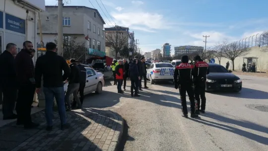 Tıra çarpmamak için iş yerinin duvarına girdi