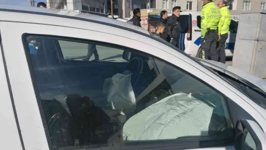 Tıra çarpmamak için iş yerinin duvarına girdi