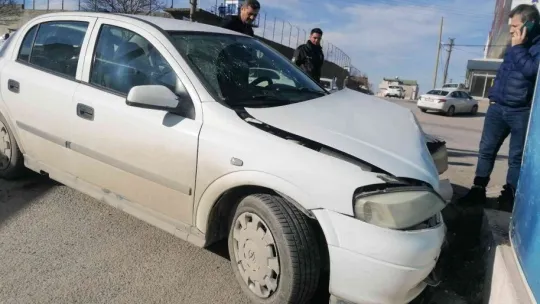 Tıra çarpmamak için iş yerinin duvarına girdi