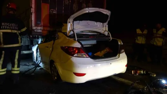 Tıra saplanan otomobil kağıt gibi ezildi: 1 ölü