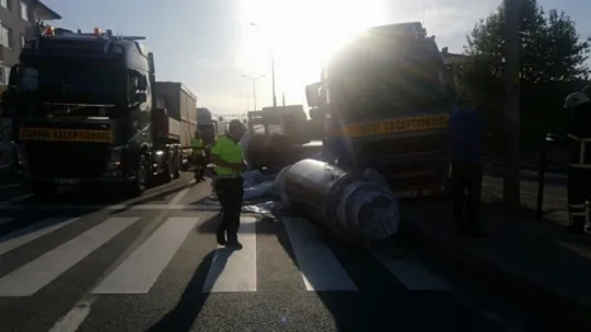 Tırdan düşen demir silindir D130 Karayolu'nu trafiğe kapattı