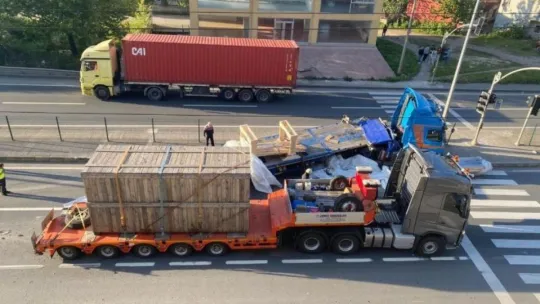 Tırdan düşen demir silindir D130 Karayolu'nu trafiğe kapattı