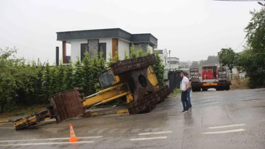 Tırdan indirildiği esnada devrildi