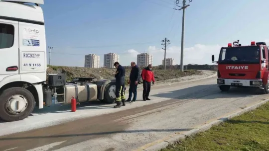 Tırın alev almasını yangın söndürme tüpüyle engelledi