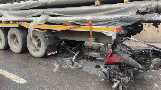 Tırın altına giren otomobil yandı, sürücü hayatını kaybetti