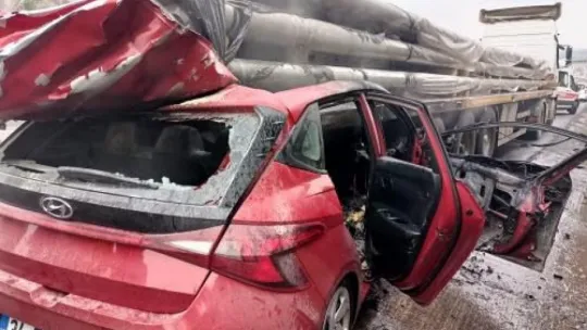 Tırın altına giren otomobil yandı, sürücü hayatını kaybetti