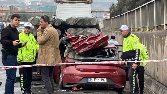 Tırın altına giren otomobil yandı, sürücü hayatını kaybetti